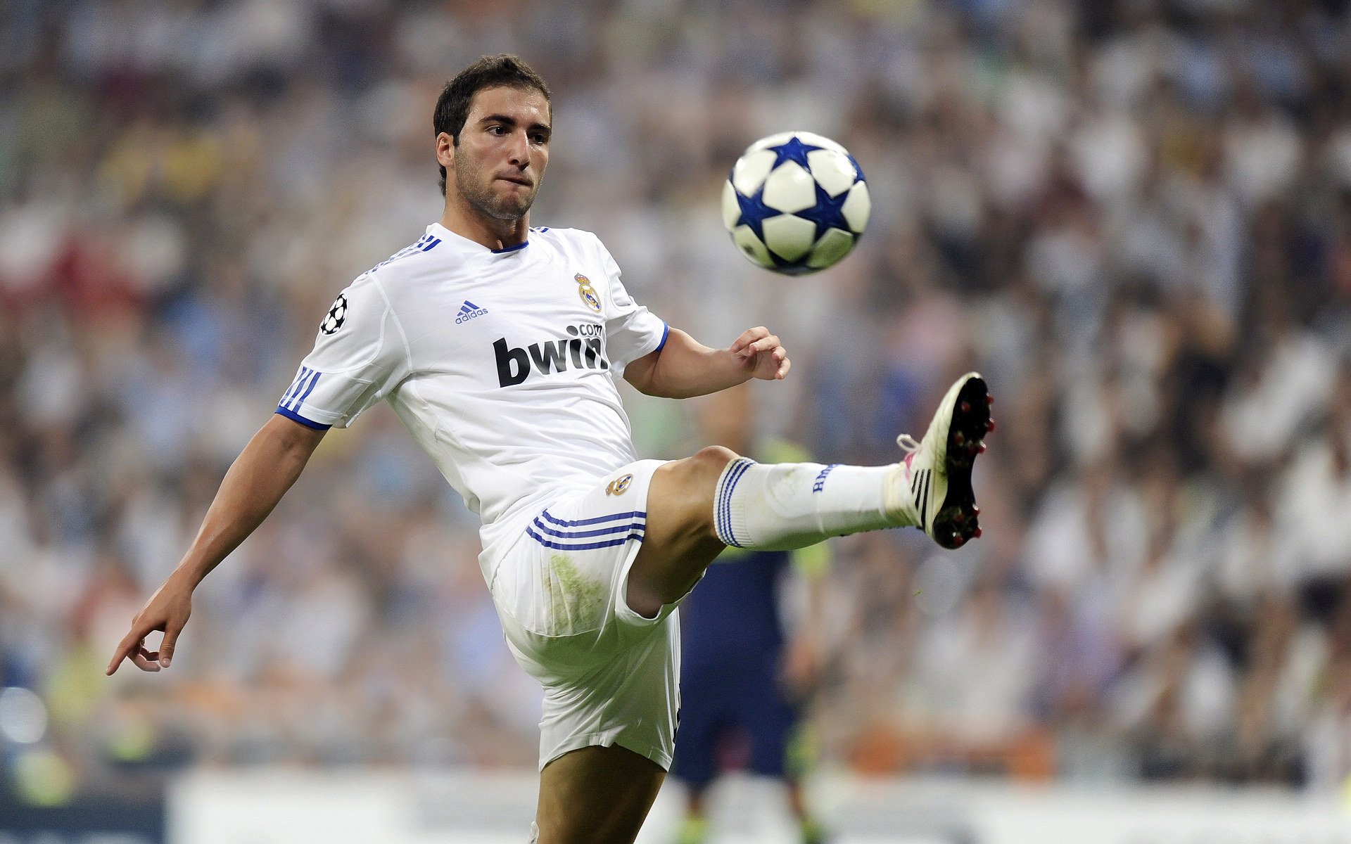 英超精妙战术,比分3-2,比赛中成功反击多次,抢断成功率78%,场均控球65%